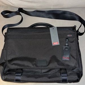 NWT Tumi messenger bag model  022207DE
